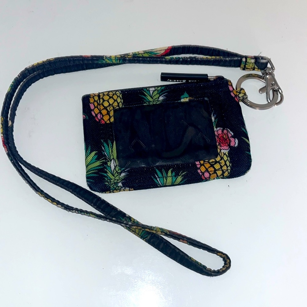 3/20🌟Vera Bradley navy blue pineapple lanyard key tag holder